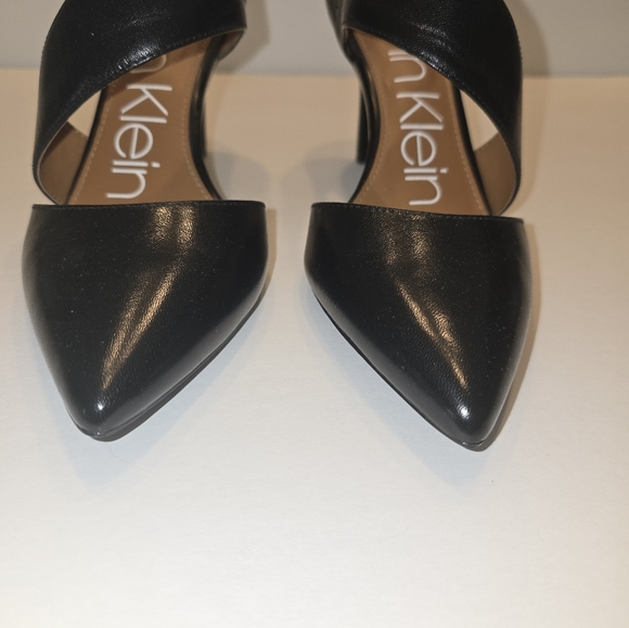 Calvin Klein Black Cross Stap w/Gold Accent Heel Size 6.5 - Picture 5 of 7